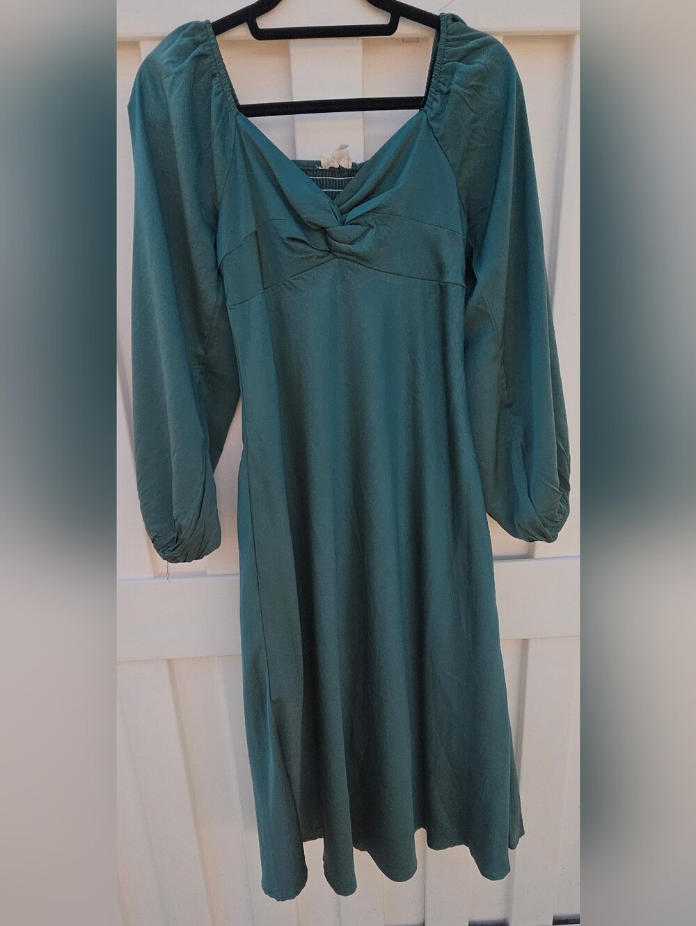 & Merci Long Sleeve Twist-Front Midi Dress in Gorgeous Green Size Small.